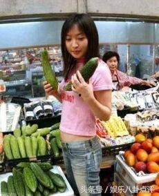 美少女吃瓜入口,萌态尽显！