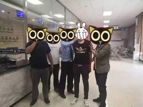 特警抓吃瓜女孩