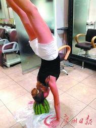 拍倒立吃瓜,解锁夏日趣味新姿势